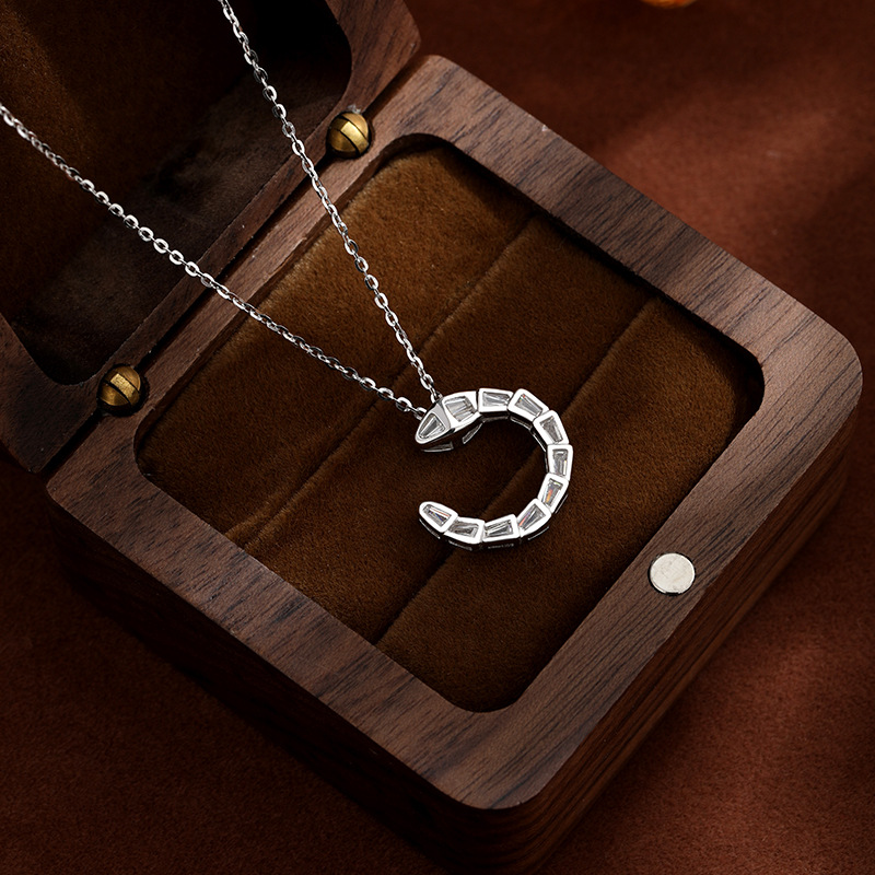 2025 nuevo 925 plata esterlina con diamantes completos en forma de C collar de serpiente espiritual para mujeres lujo ligero nicho de alto nivel sensación de la cadena de clavícula del año de la vida