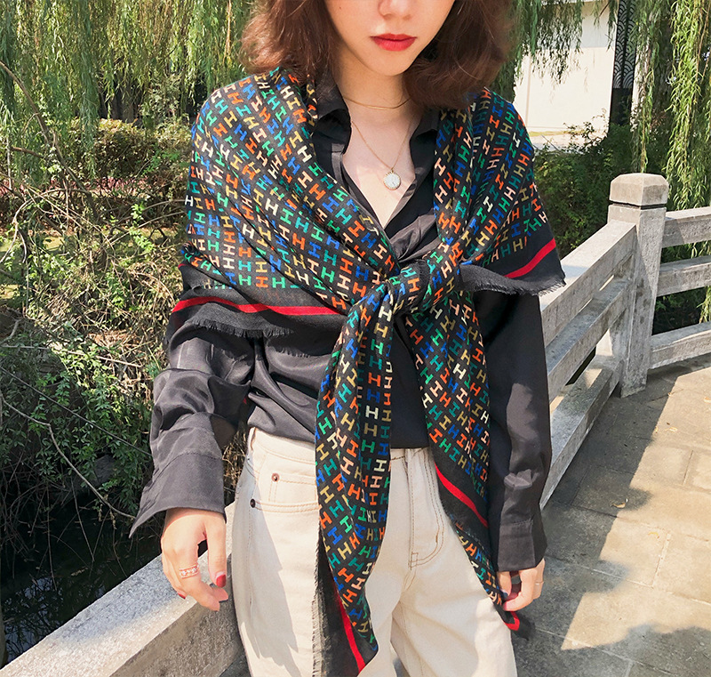 Nueva letra caliente H impreso algodón y lino sensación bufanda 135*135cm gran bufanda cuadrada de viaje protector solar bufanda de seda