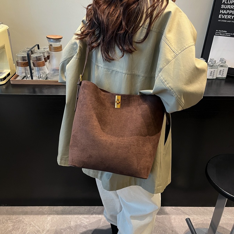 Autumn/Winter Bucket Bag Retro Suede Large Capacity Tote Bag For Women 2026 New Arrival Versatile Shoulder Crossbody Bag With Matching Pouch