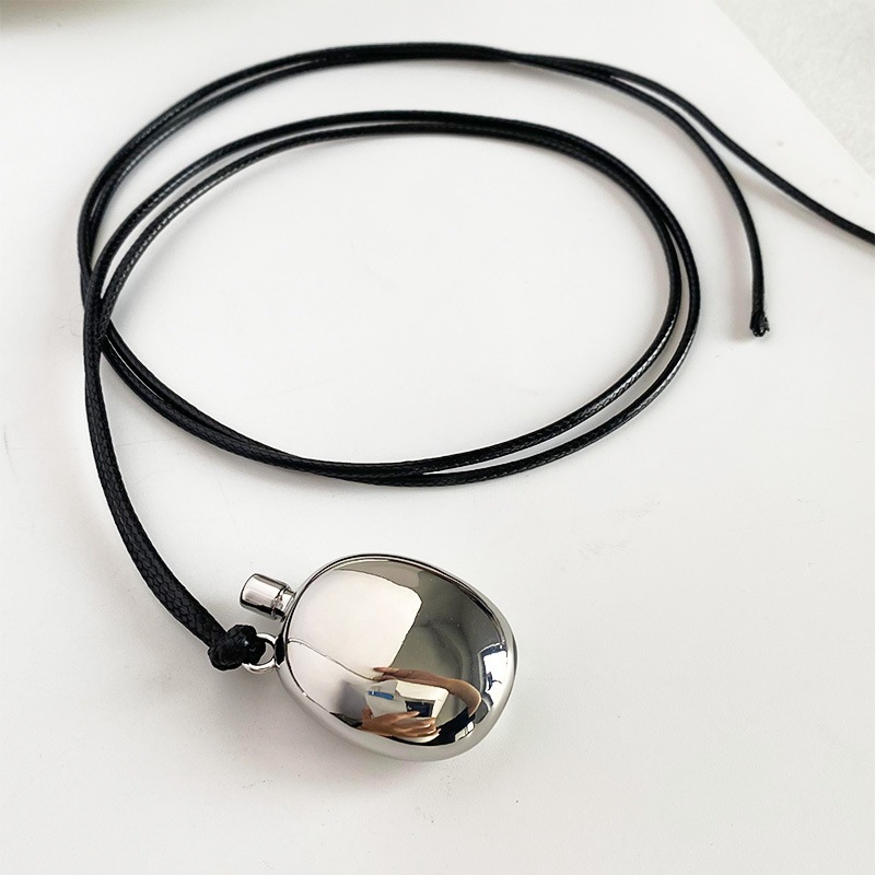 Collier en cuir noir avec pendentif gourde style moderne_voghion.com