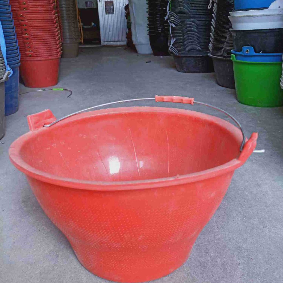 供应建筑工程用牛津带梁小90红绿泥桶