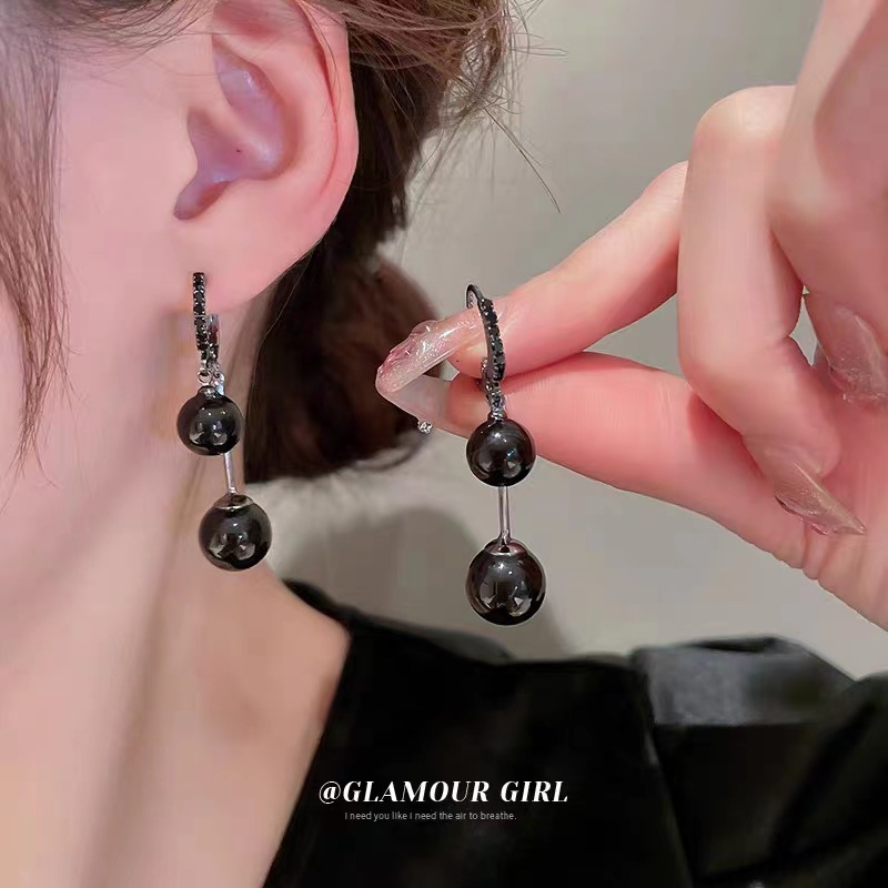 Elegant Autumn and Winter Retro Black Ball Ball Earrings Women's Niche Design Micro-inlaid Ear Buckle South Korea Internet Celebrity All-match Earrings