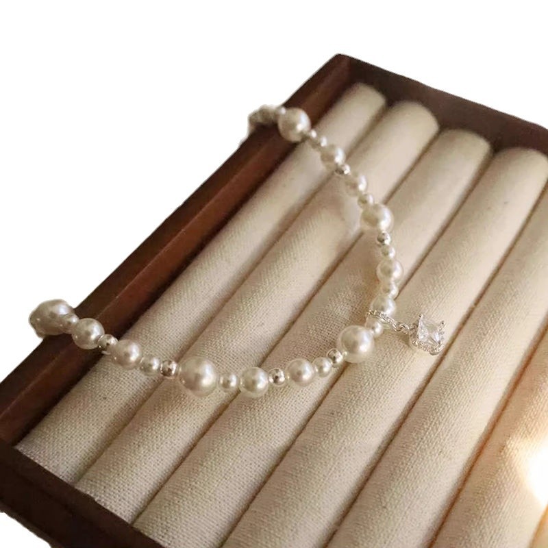Collier ras-de-cou de perles style français, léger et luxueux, en forme de cube de sucre, pour femme. Un design raffiné et haut de gamme._voghion.com