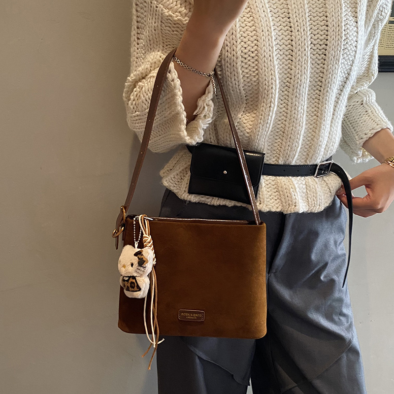 Otoño y invierno popular nicho bolso de brazo para mujeres 2025 nuevo bolso de cubo de gamuz estilo coreano retro bolso de hombro