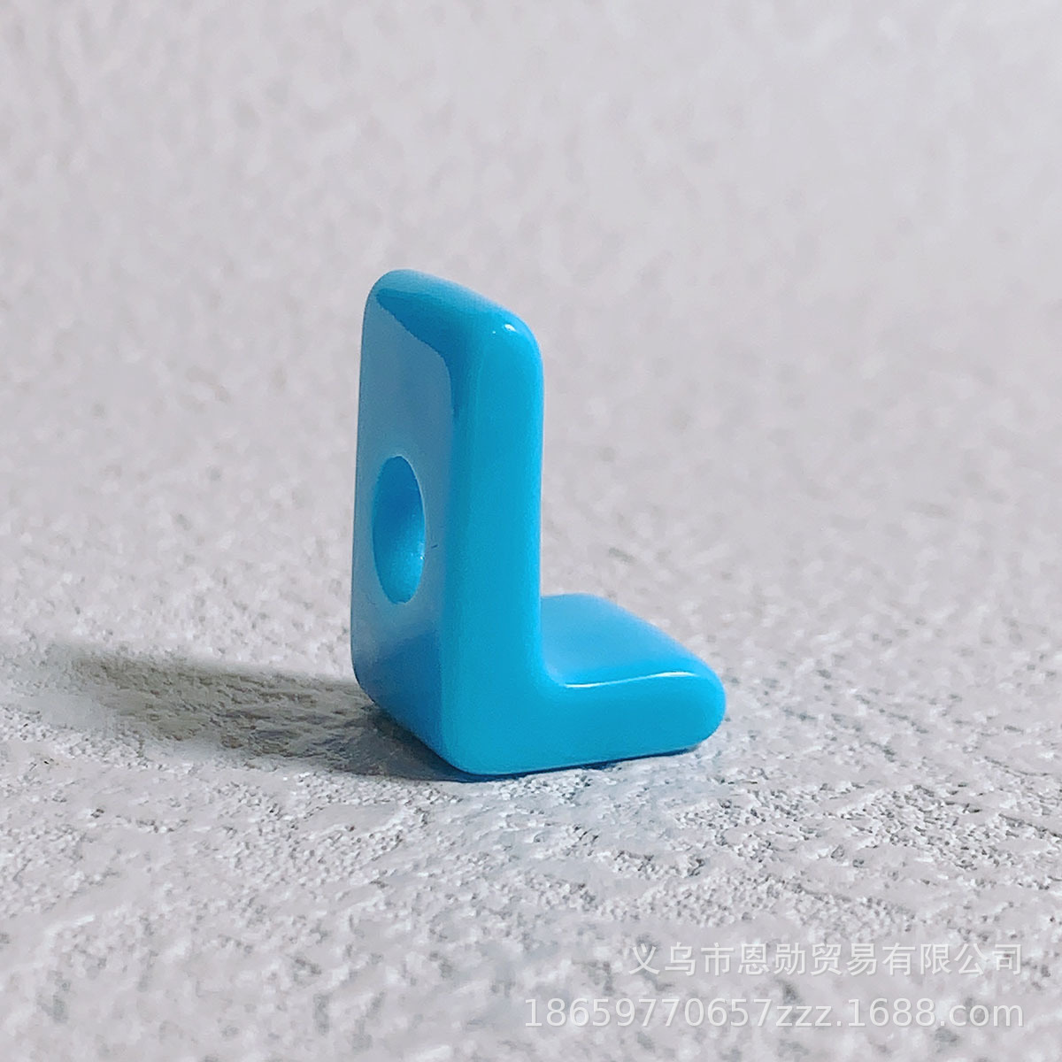 L (blue)