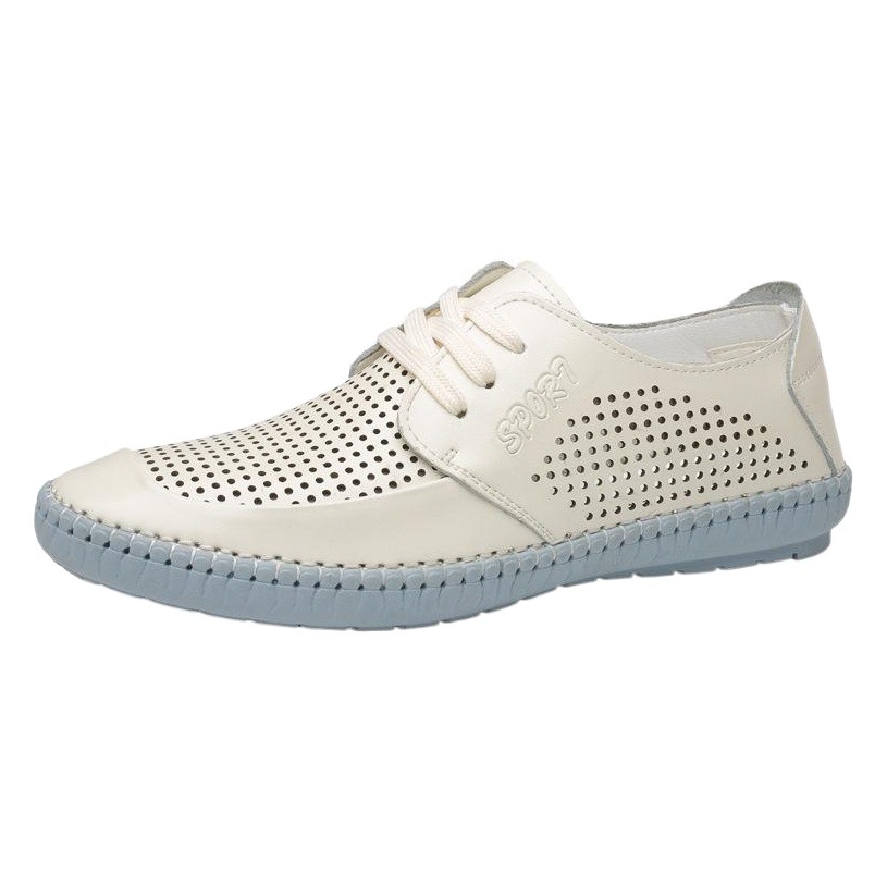 Las sandalias de los hombres del verano del cuero genuino respirables ocasionales del agujero ahuecan hacia fuera los zapatos de los hombres superficiales suaves inferiores suaves del papá blanco de mediana edad