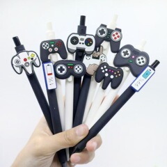 クロスボーダー爆発ゲームのハンドルの形のステッカーのペンの白黒のゲームのシリーズの中性のペンの学生の贈り物のボールペン