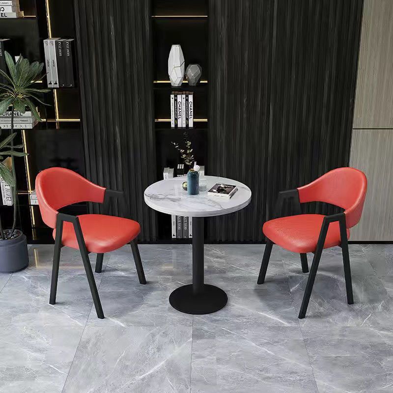 60개의 둥근 테이블과 두 개의 의자 빨간색 가죽✦✦