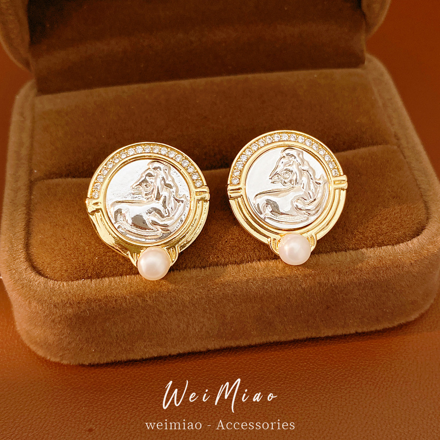 Medieval vintage de piedra de diamante redonda cabeza de caballo perlas pendientes de perla temperamento simple pendientes de lujo ligero de alta sensación de perlas