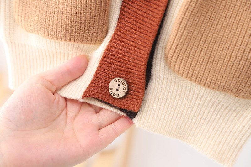 2024 Nuovo maglione lavorato a maglia per bambini, cappotto con orsetto, bottoni in alto, cardigan morbido con giunture colorate a contrasto, edizione coreana_voghion.com
