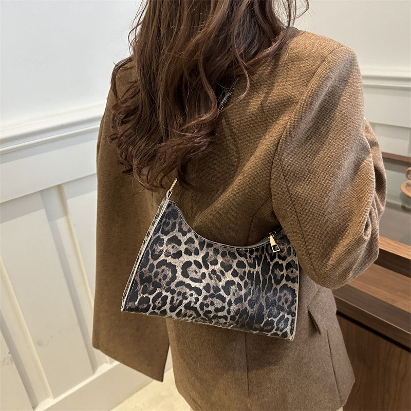 Bolso de diseño de nicho de invierno 2024 nuevo estilo de moda bolso de mano de mujer de moda estampado de leopardo bolso de hombro axilar