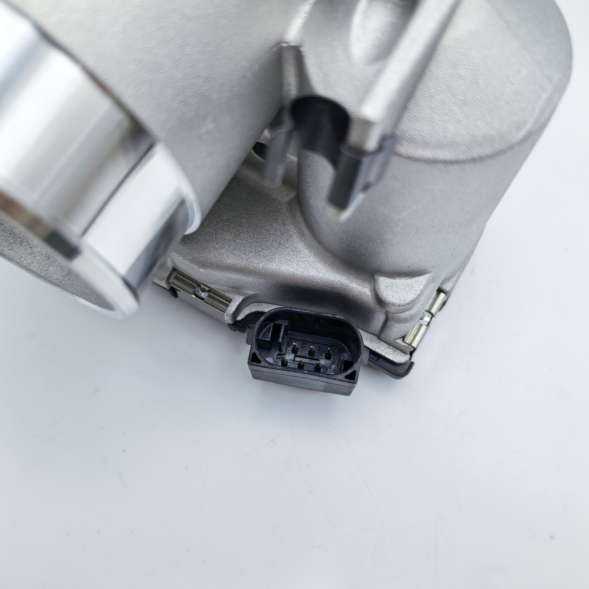 Suitable for Yuchai 2.0L car throttle body assembly 0280750150 279915210124 420892595