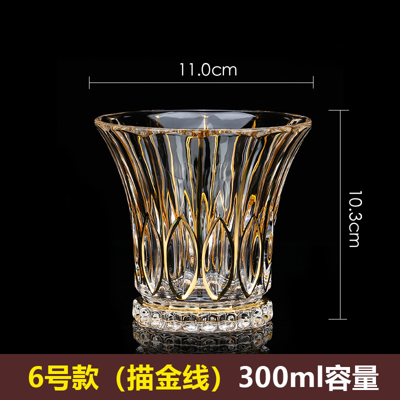 금색 선이 있는 5호 컵