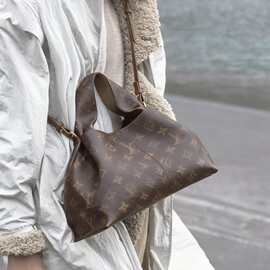 Pole荔枝纹云朵包手提斜挎包小众设计百搭饺子包高级感时尚女包包