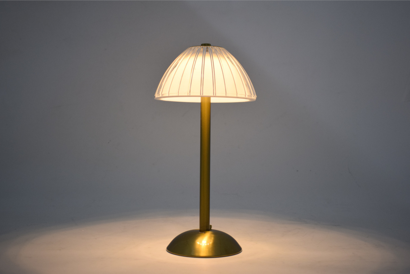 호박 금속 테이블 램프