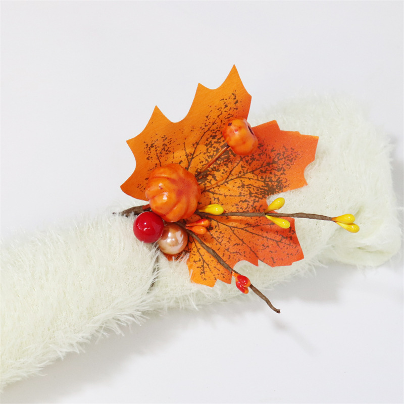 新しく現れたカエデの葉のカボチャのハロウィンのナプキンのリングのナプキンは秋のシミュレーションのベリーの感謝祭の装飾の花輪を掛けて国境を越えます。|undefined
