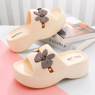 �¿���ЬŮ����EVA���߳���׾Ӽҕr�г�ܛ��ʺ��һ���σ��⴩