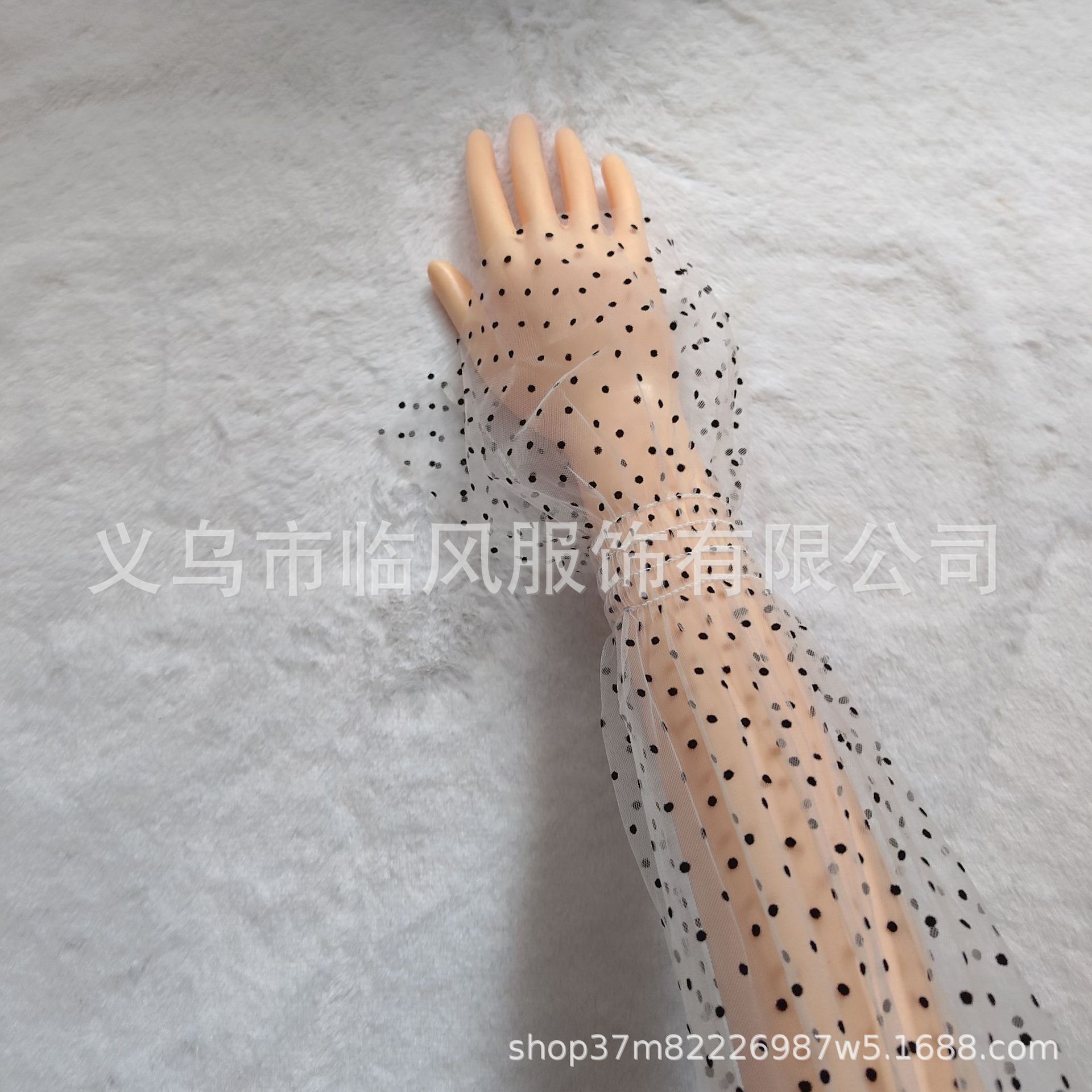 흰색 바탕에 검은 점