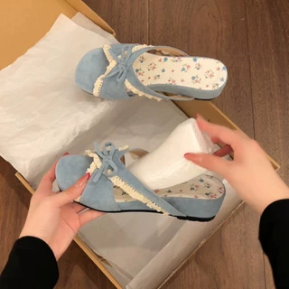 白色法式仙女风坡跟一字拖鞋女款夏外穿2026新款配裙子增高凉拖鞋