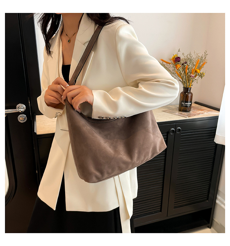 Retro casual commuting large-capacity bag for women, 2024 new autumn and winter suede tote bag, niche casual single-shoulder bag undefined