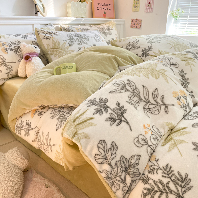 Cama de dibujos animados de leche de seda de cuatro piezas 2026 nueva sábanas de seda de coral de otoño y invierno cubierta de colcha de cama de tres piezas