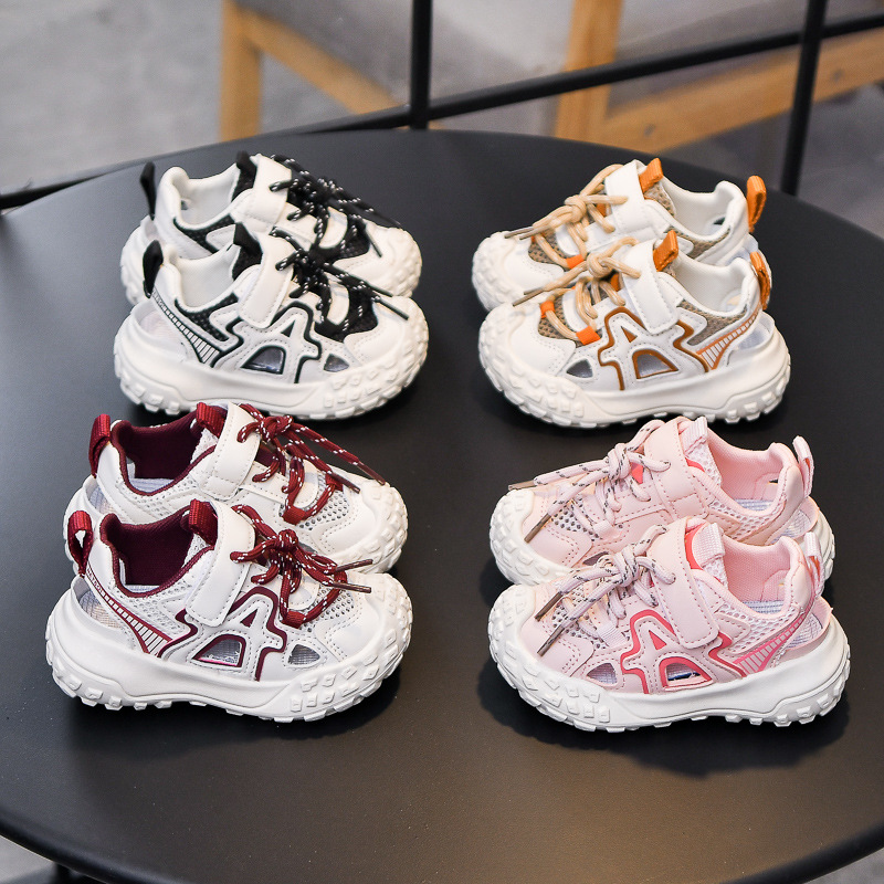 Verano 2025 nuevo estilo sandalias para niños con suela de neumáticos zapatos con marco deportivo hueco Baotou para niños pequeños y medianos zapatos de playa de suela suave