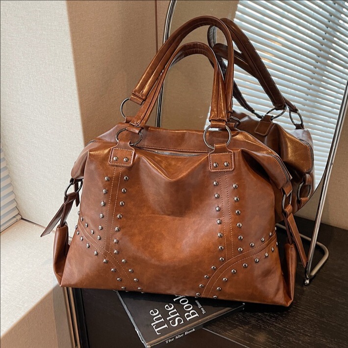 Cross-Border Retro Trendy Rivet Handbag 2025 Winter New Fashion Tote Bag Women's Large Capacity Shoulder Bag