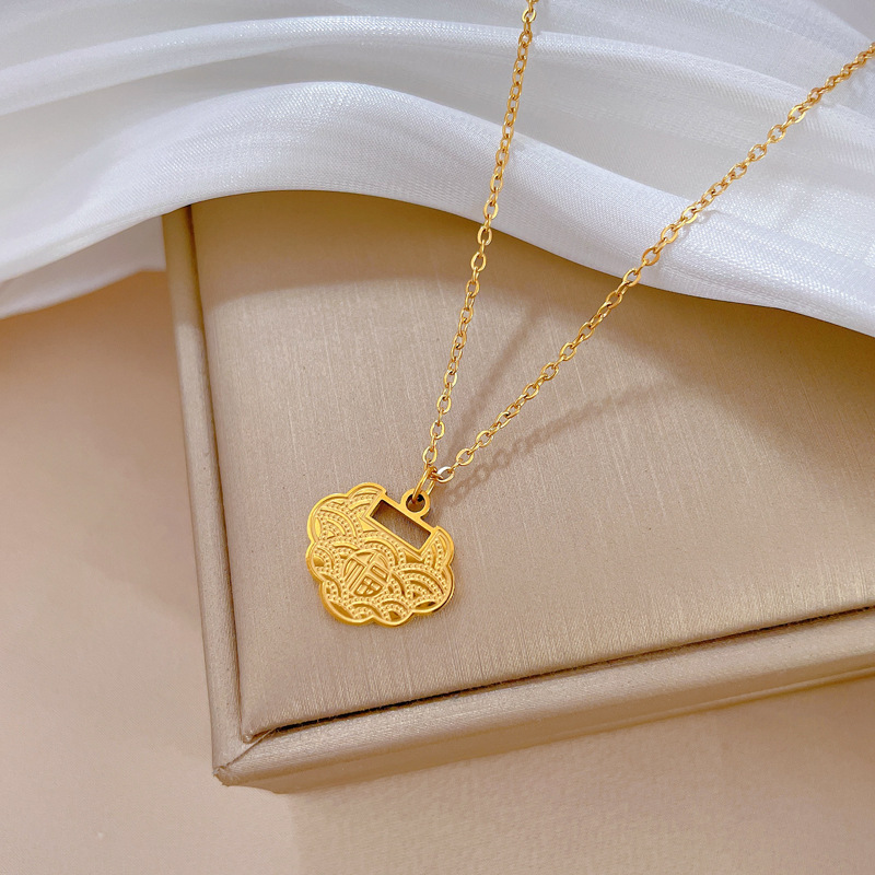 Colar minimalista de ouro com pingente xiangyun fu para mulher_voghion.com