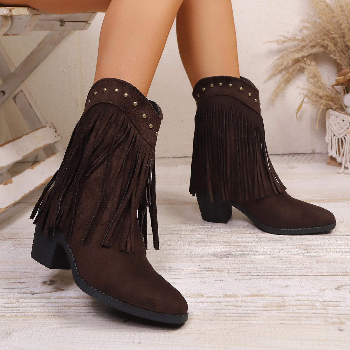 Retro-Wildlederstiefel für Damen mit hohem Absatz, Quasten, Blockabsatz, spitzer Zehenpartie und Nieten – Westernstiefel zum Hineinschlüpfen, neuer Winterstil_voghion.com