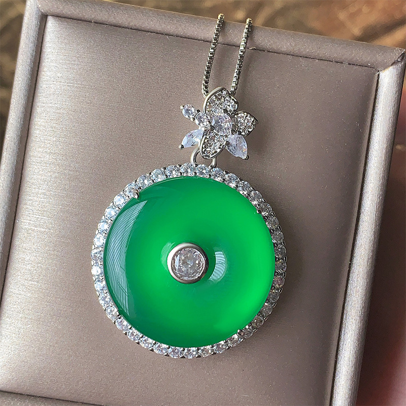 2024 Nueva joyería Zhuang Shengsheng Hebilla de seguridad Colgante hueco Collar de calcedonia Regalo de cumpleaños Piedra principal 25*25