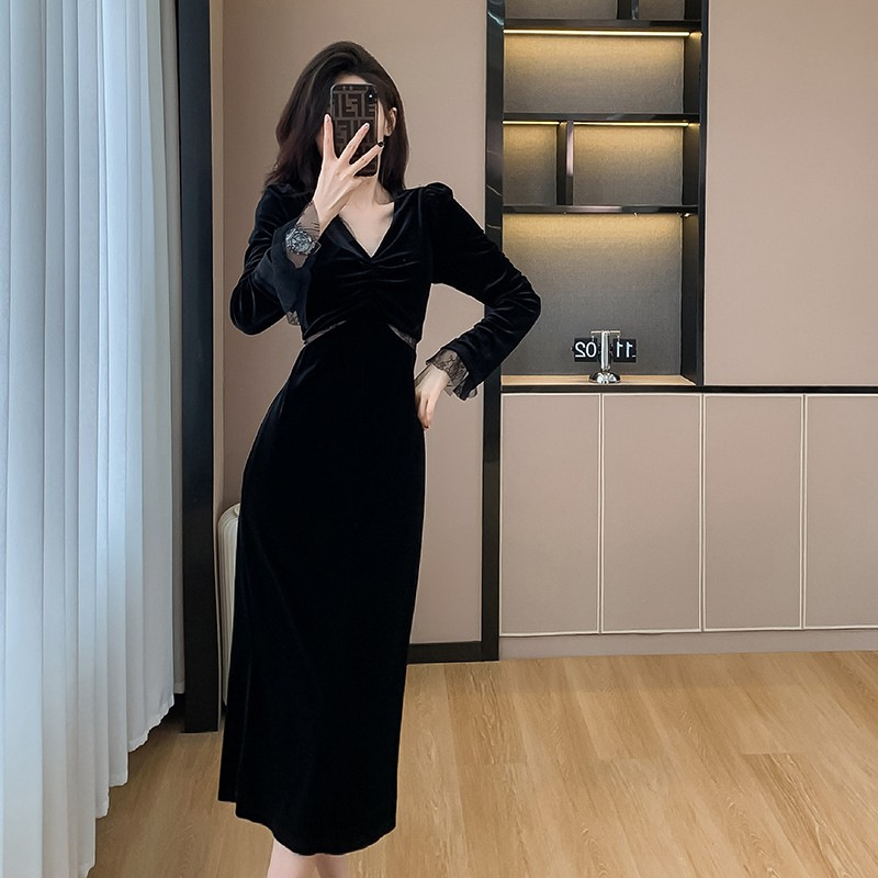 黒の高級感の長袖の金のベルベットのワンピースの女性の秋vネックのネットの糸は腰を現してやせています。|undefined