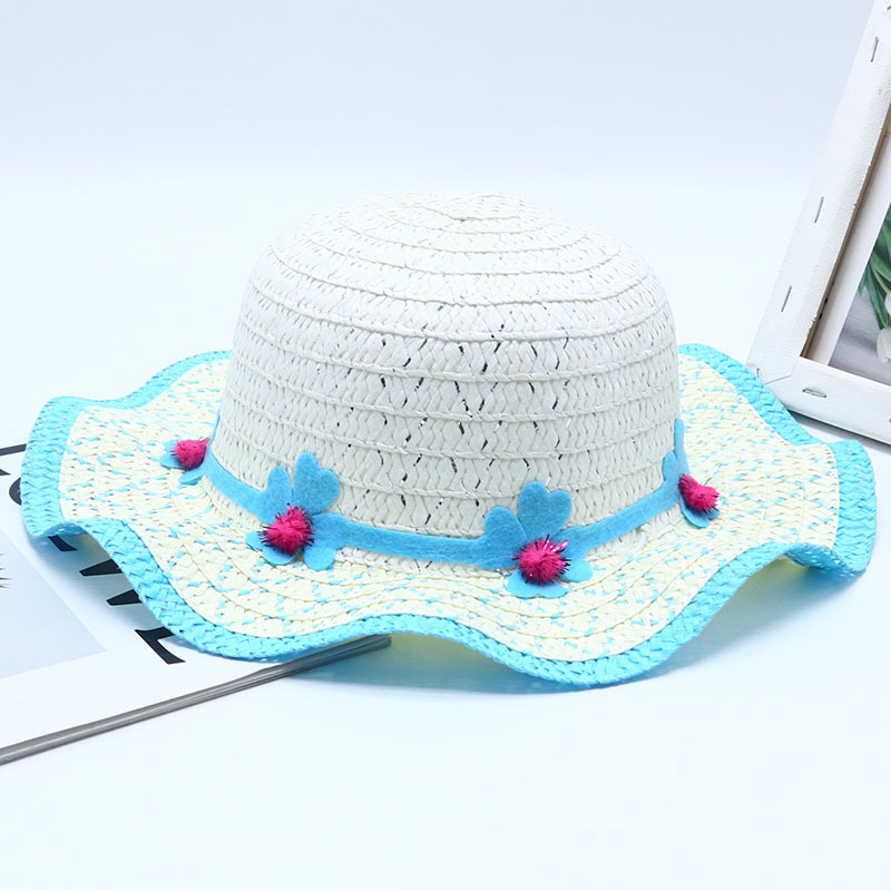 물결 모양의 작은 파란색 꽃