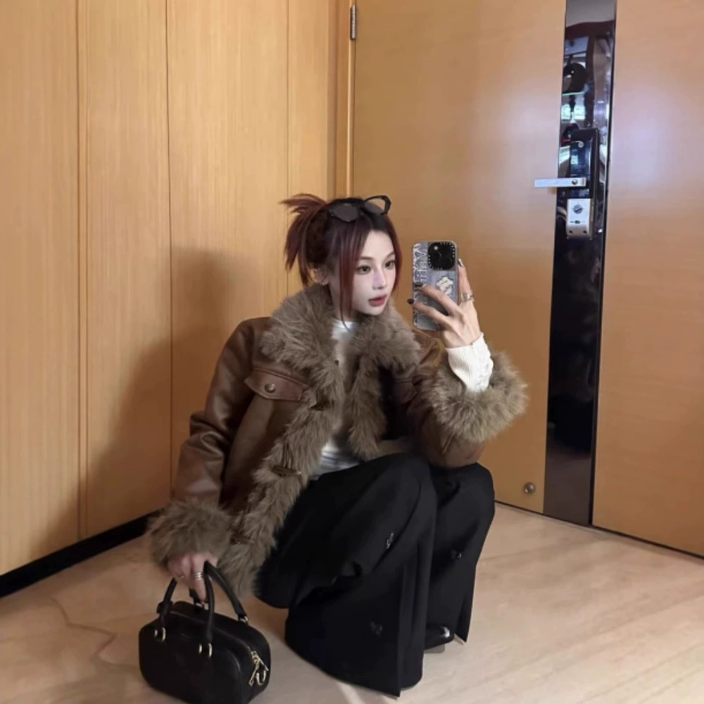 Короткое меховое пальто из лисьего меха 2025, зимняя новинка, элегантная универсальная меховая куртка с роговыми пуговицами, экологически чистый мех.