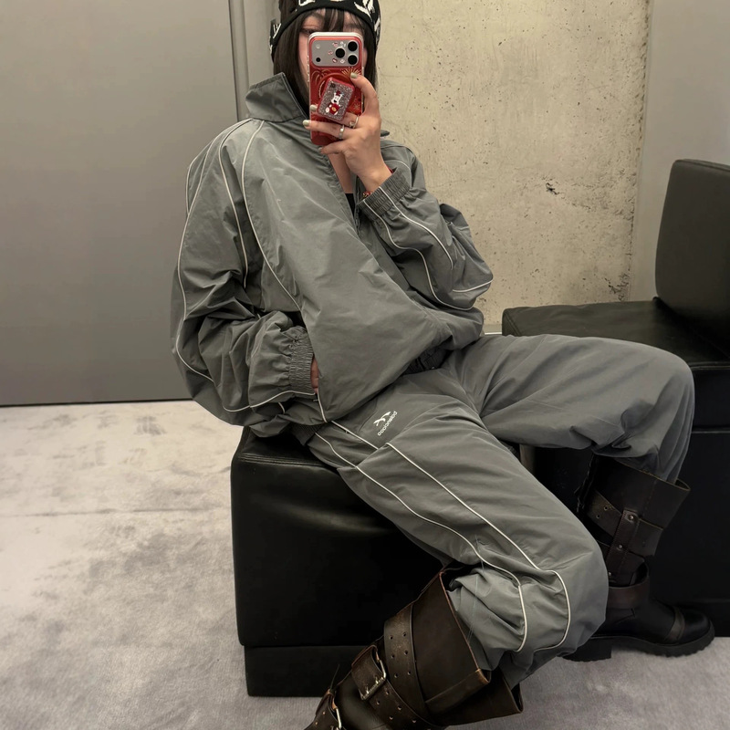 High-end Paris 3M Reflective Strip Sports Series Unisex Version of Authentic Windbreaker Pants, Sports Pants, Wide-Leg Pants, Long Pants High-end Paris 3M Reflective Strip Sports Series Unisex Version of Authentic Windbreaker Pants, Sports Pants, Wide-Leg Pants, Long Pants