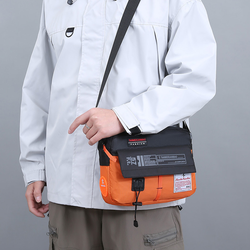 Bolso bandolera para hombre 2025 nuevo bolso deportivo ocio al aire libre todo-fósforo pequeño bolso cuadrado de cercanías moda bolso de hombro