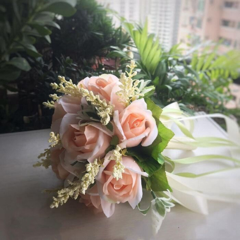 手に花を持つ新婦の韓国式結婚式の領収書のシミュレーションの花束の森系のウェディングドレスの撮影の道具の手に花をささげます。|undefined