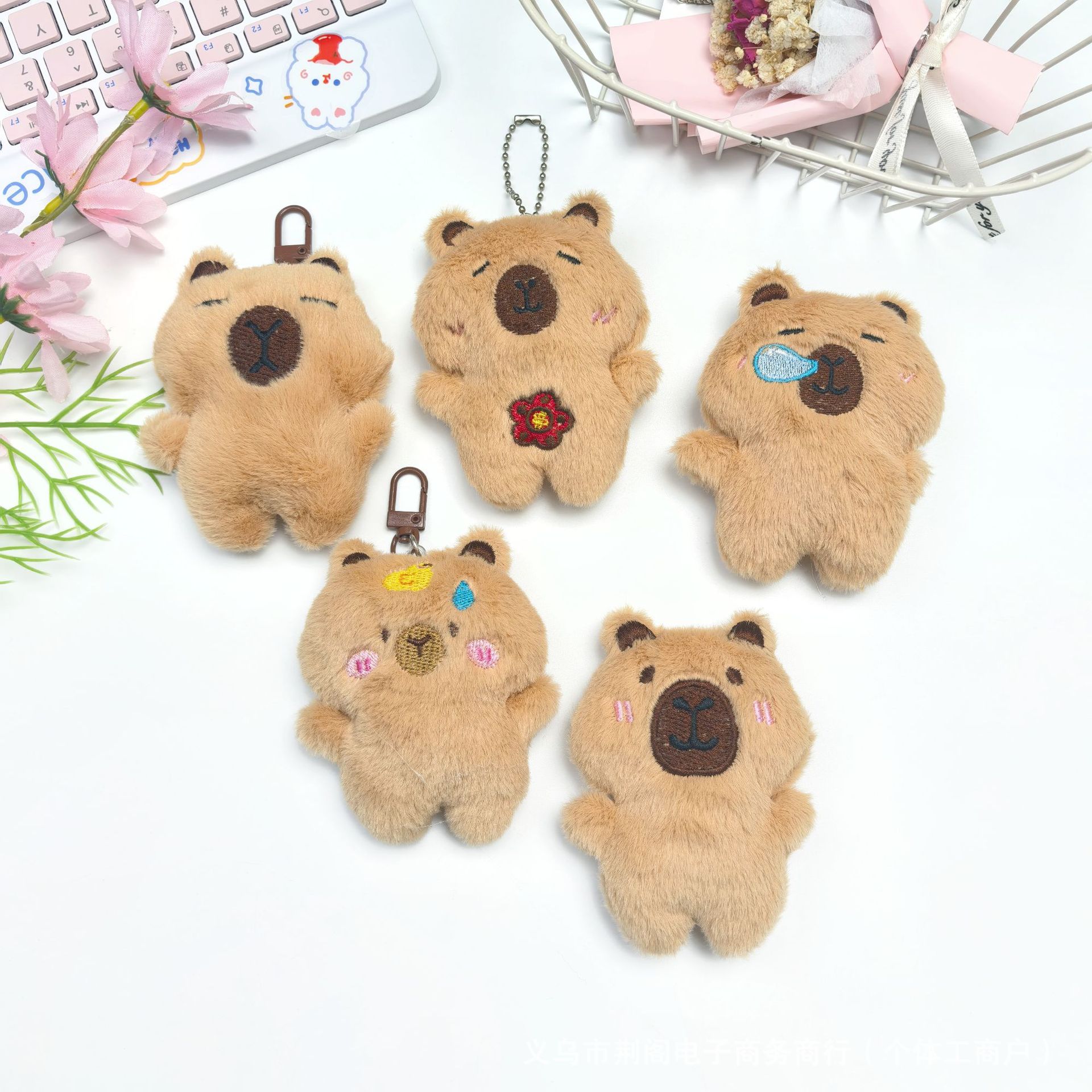1-10 Stück Capybara Plüsch-Schlüsselanhänger Quietschend Niedliches Tier-Plüschtier Geldbörsen-Taschenanhänger Deko für Taschen Studentengeschenk – Detail 4
