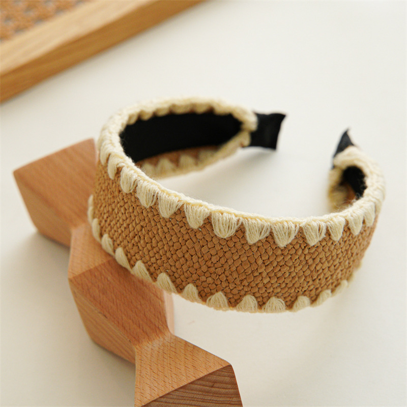 Brede geweven raffia haarband met stro knoop_voghion.com