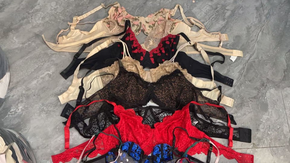 Inventario de cauda de bajo precio miscelánea de comercio exterior de tamaño grande ropa interior sexy encaje bordado taza delgada sin cojín sostén