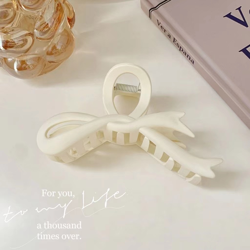 Fishtail clip off-white