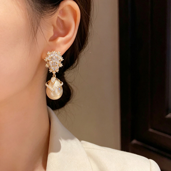 Elegant shiny retro earrings pearl with zircon