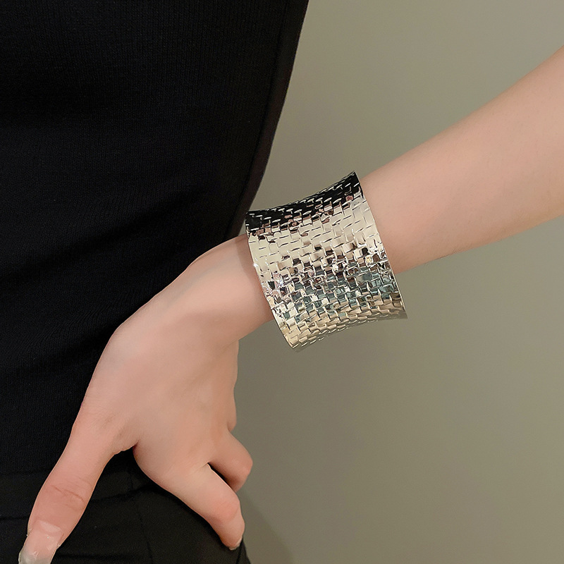 Pulsera plisada irregular de metal estilo europeo y americano fresco elegante pulsera personalidad de alto grado de lujo ligero pulsera al por mayor femenina