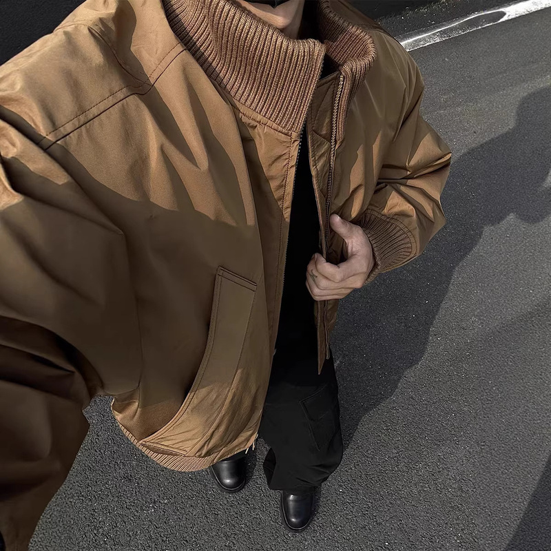 Short Cleanfit Silhouette Pilot Baseball Jacket for Men, Spring and Autumn Stand Collar American Style Trendy Brand Jacket Coat Short Cleanfit Silhouette Pilot Baseball Jacket for Men, Spring and Autumn Stand Collar American Style Trendy Brand Jacket Coat