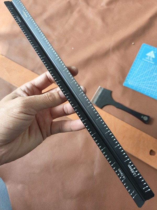 手作業の革具工具は距離尺の三稜革具の定規を切ります。|undefined