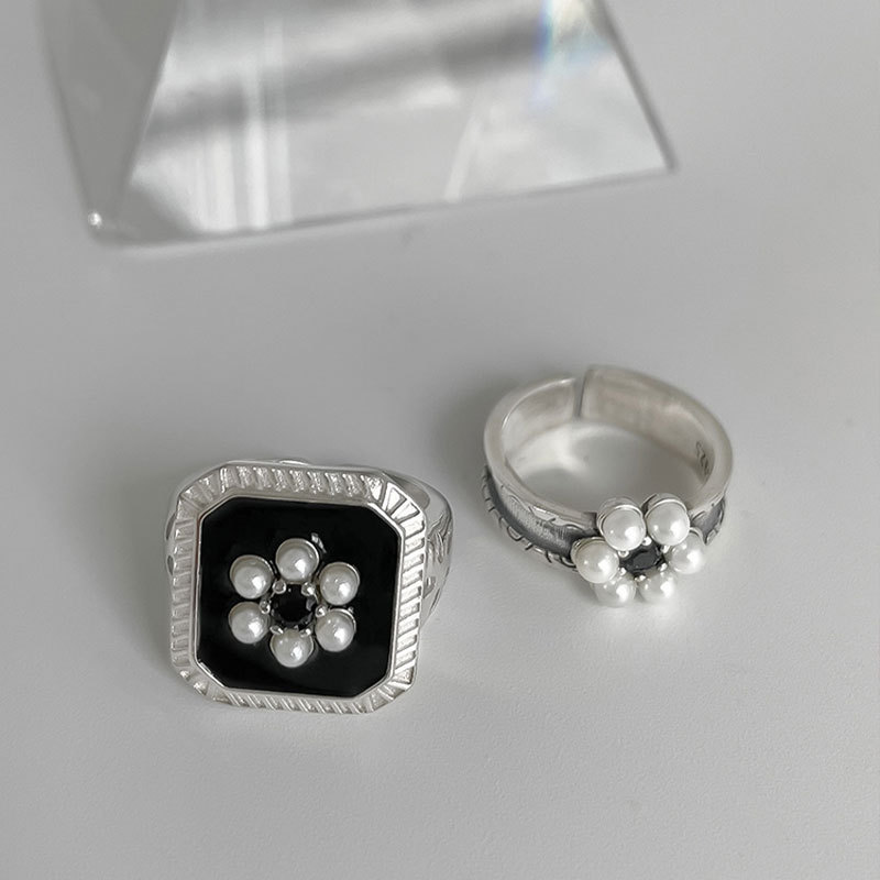 Modischer Ring im Hongkong-Stil: Schwarze Emailleblume in Silber für Damen, exklusives Design, Retro-Trend, süß und cool, stapelbar_voghion.com
