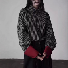独INDULGE黒の大きな反り返る袖の色のストライプのシャツの上着の女性の春秋のデザイン感のファッションの百合のシャツ