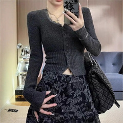 灰色v领蕾丝内搭打底衫女秋季2025新款针织衫短款上衣设计感小众