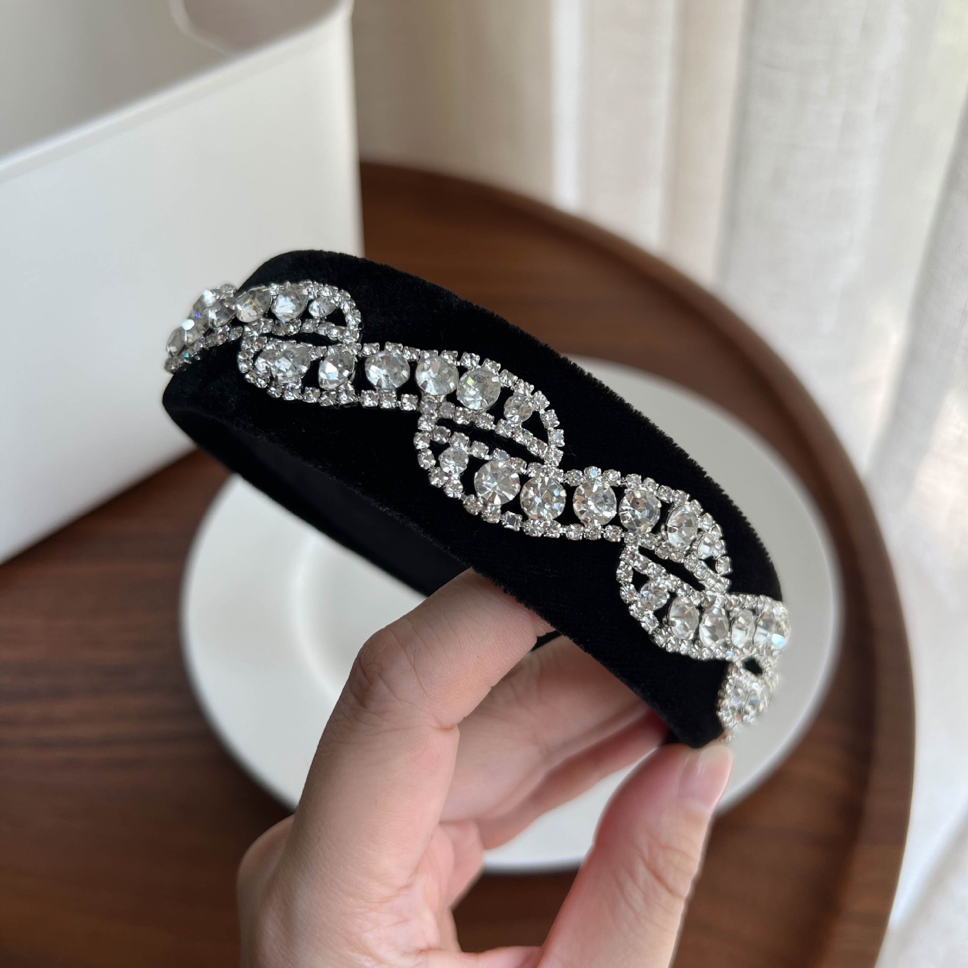 Women's Vintage Style Solid Color Cloth Rhinestone Hair Band display picture 1
