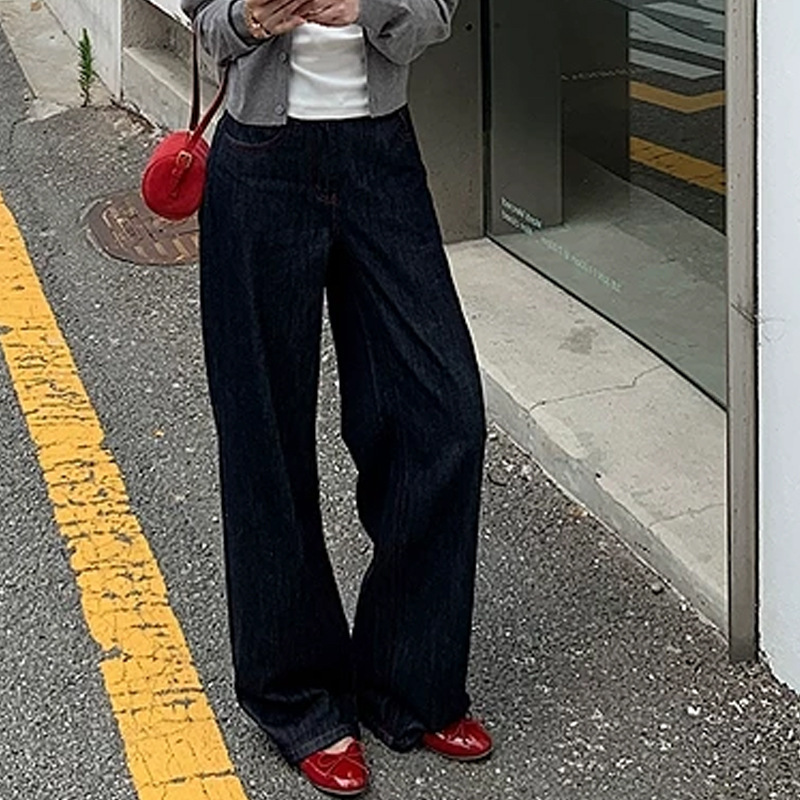 Lilylik's flagship denim pants in original denim color~ Fashionable contrast-stitched cuffed jeans with a loose, draping fit Lilylik's flagship denim pants in original denim color~ Fashionable contrast-stitched cuffed jeans with a loose, draping fit