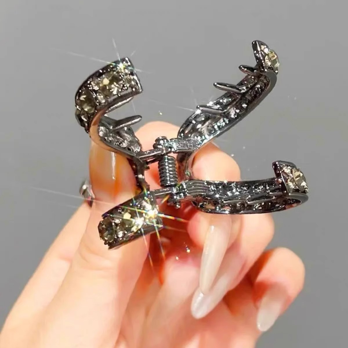 Diamante de alta cola de caballo clip de agarre mujer 2025 nuevo clip de cabello de alta calidad cabeza detrás de la fijación de artefactos clip de cabello tocado